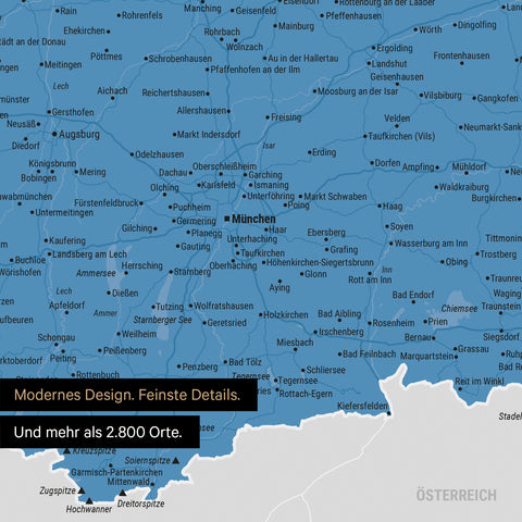 Ausschnitte einer Deutschlandkarte mit Bayern als Poster in Blau mit Bergen, Seen und 2.500 Orten