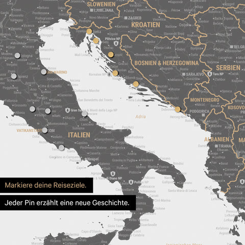 Detail einer magnetischen Europa Landkarte als Magnet-Poster in Light Gray zeigt einen Ausschnitt von Italien, Kroatien und Griechenland