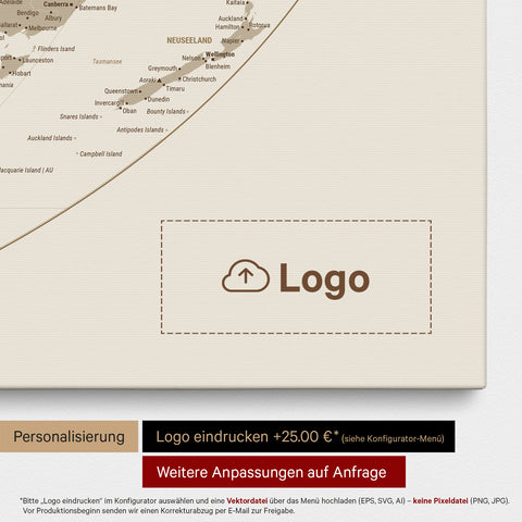 Weltkarte in der Equal-Earth-Projektion als Pinn-Leinwand in Desert Sand, auf die ein Firmenlogo eingedruckt werden kann