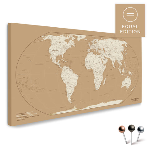 Weltkarte in der Equal-Earth-Projektion und in der Farbe Treasure Gold als hochwertige Pinn-Leinwand, ideal geeignet zum Markieren von Orten und Planen von Reisen
