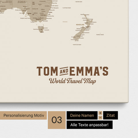 Personalisierung einer Weltkarte Pinnwand in Desert Sand (Beige) mit einem Logo im Vintage-Look, bei dem die Namen und die Unterzeile „World Travel Map“ geändert werden kann