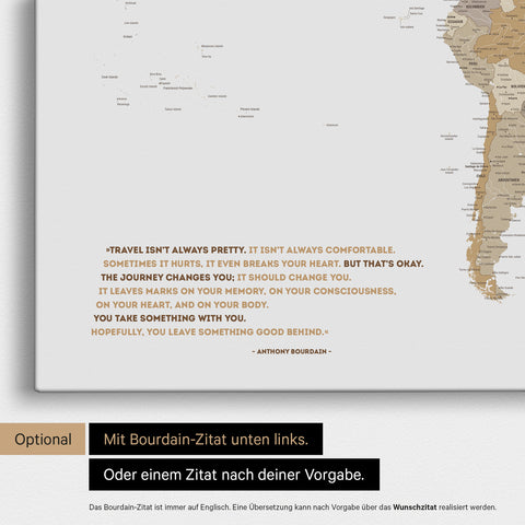 Weltkarte in Multicolor Beige mit eingedrucktem Zitat von Anthony Bourdain, das bei einer Personalisierung gegen ein beliebiges anderes Zitat ersetzt werden kann