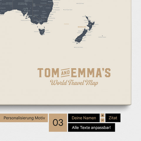Personalisierung einer Weltkarte Pinnwand in Navy Light mit einem Logo im Vintage-Look, bei dem die Namen und die Unterzeile „World Travel Map“ geändert werden kann