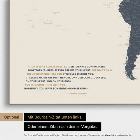 Weltkarte in Navy Light mit eingedrucktem Zitat von Anthony Bourdain, das bei einer Personalisierung gegen ein beliebiges anderes Zitat ersetzt werden kann