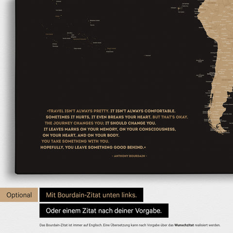 Weltkarte in Sonar Black (Schwarz-Gold) mit eingedrucktem Zitat von Anthony Bourdain, das bei einer Personalisierung gegen ein beliebiges anderes Zitat ersetzt werden kann