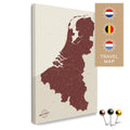 Benelux-Landkarte mit Niederlande, Belgien und Luxemburg in der Farbe Bordeaux Rot in einem modernen, minimalistischem Design als Leinwand zum Pinnen von Reisen und Orten
