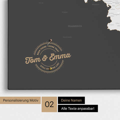 Benelux-Karte Pinn-Leinwand in Dunkelgrau mit Personalisierung als rundes Logo, das eine Legende für bereits besuchte Reiseziele im Rundtext beinhaltet
