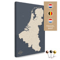 Benelux-Landkarte mit Niederlande, Belgien und Luxemburg in der Farbe Hale Navy in einem modernen, minimalistischem Design als Leinwand zum Pinnen von Reisen und Orten