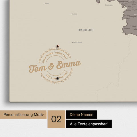Benelux-Karte Pinn-Leinwand in Warmgray mit Personalisierung als rundes Logo, das eine Legende für bereits besuchte Reiseziele im Rundtext beinhaltet