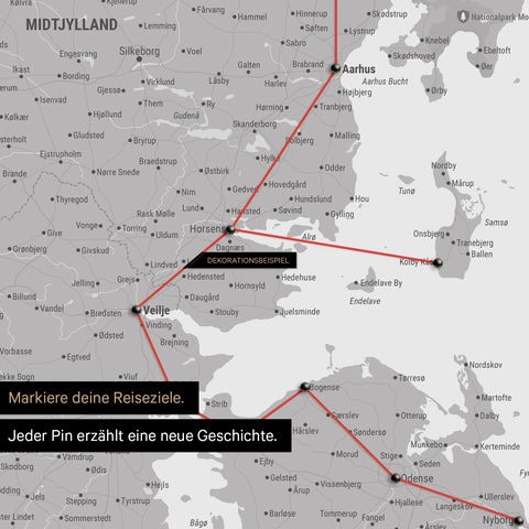 Detaillierte Dänemark-Karte als Pinn-Leinand in der Farbe Coolgray, auf der Reiseziele in Midtjylland mit Pins markiert sind und eine Reiseroute mit Garn abgebildet ist