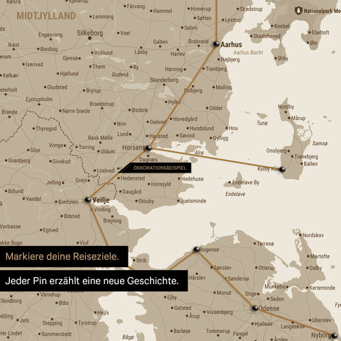 Detaillierte Dänemark-Karte als Pinn-Leinand in der Farbe Desert Sand, auf der Reiseziele in Midtjylland mit Pins markiert sind und eine Reiseroute mit Garn abgebildet ist
