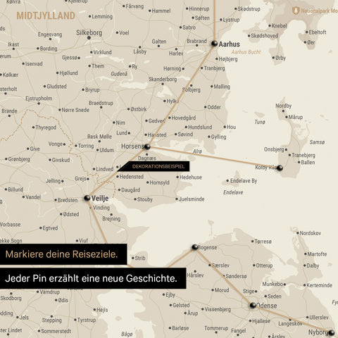 Detaillierte Dänemark-Karte als Pinn-Leinand in der Farbe Gold, auf der Reiseziele in Midtjylland mit Pins markiert sind und eine Reiseroute mit Garn abgebildet ist