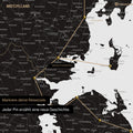 Detaillierte Dänemark-Karte als Pinn-Leinand in der Farbe Light Black, auf der Reiseziele in Midtjylland mit Pins markiert sind und eine Reiseroute mit Garn abgebildet ist