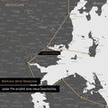 Detaillierte Dänemark-Karte als Pinn-Leinand in der Farbe Light Gray, auf der Reiseziele in Midtjylland mit Pins markiert sind und eine Reiseroute mit Garn abgebildet ist
