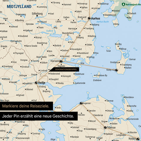 Detaillierte Dänemark-Karte als Pinn-Leinand in der Farbe Multicolor Classic, auf der Reiseziele in Midtjylland mit Pins markiert sind und eine Reiseroute mit Garn abgebildet ist