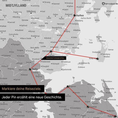 Detaillierte Dänemark-Karte als Pinn-Leinand in der Farbe Multicolor Gray, auf der Reiseziele in Midtjylland mit Pins markiert sind und eine Reiseroute mit Garn abgebildet ist