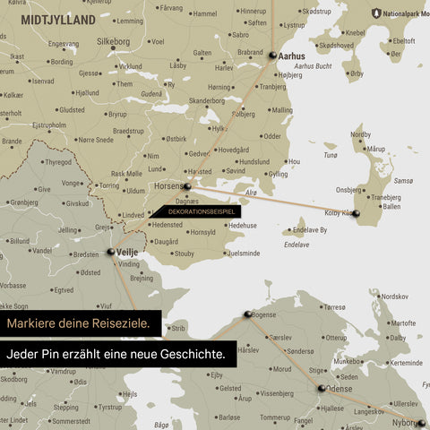 Detaillierte Dänemark-Karte als Pinn-Leinand in der Farbe Multicolor Sage, auf der Reiseziele in Midtjylland mit Pins markiert sind und eine Reiseroute mit Garn abgebildet ist