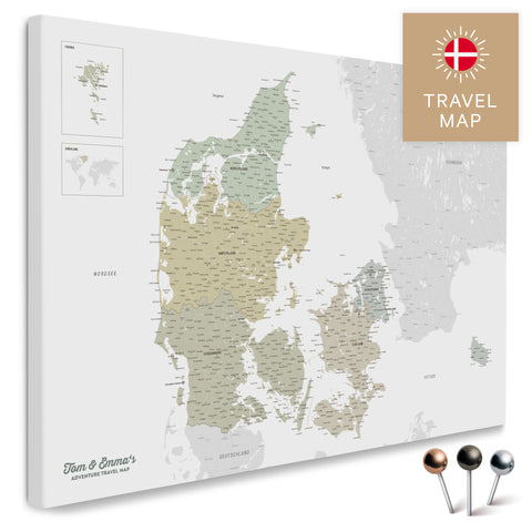 Dänemark-Karte in Multicolor Sage Pinn-Leinwand mit sehr hohem Detailgrad zum Markieren von Orten und Reisezielen kaufen