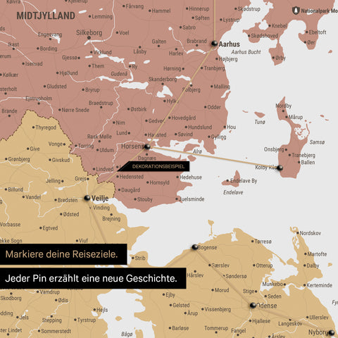 Detaillierte Dänemark-Karte als Pinn-Leinand in der Farbe Multicolor Sienna, auf der Reiseziele in Midtjylland mit Pins markiert sind und eine Reiseroute mit Garn abgebildet ist