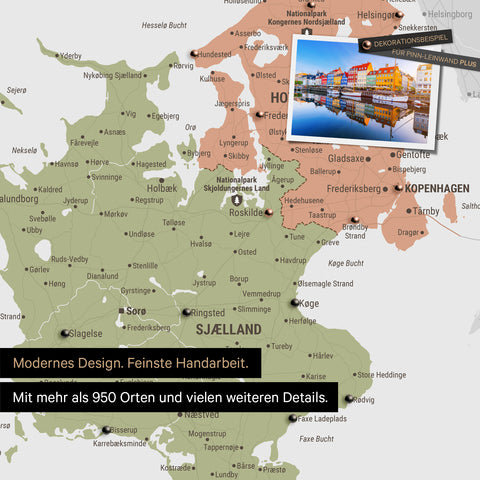 Ausschnitt einer Dänemark-Karte Pinn-Leinwand in der Farbe Multicolor Sienna zeigt Reiseziele rund um Kopenhagen, die mit Pins markiert sind