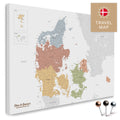 Dänemark-Karte in Multicolor Sienna Pinn-Leinwand mit sehr hohem Detailgrad zum Markieren von Orten und Reisezielen kaufen