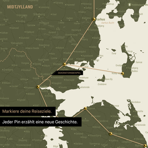 Detaillierte Dänemark-Karte als Pinn-Leinand in der Farbe Olive Green, auf der Reiseziele in Midtjylland mit Pins markiert sind und eine Reiseroute mit Garn abgebildet ist