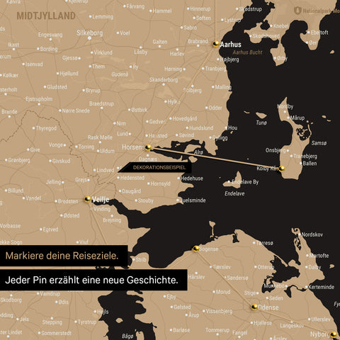Detaillierte Dänemark-Karte als Pinn-Leinand in der Farbe Sonar Black, auf der Reiseziele in Midtjylland mit Pins markiert sind und eine Reiseroute mit Garn abgebildet ist