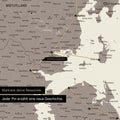 Detaillierte Dänemark-Karte als Pinn-Leinand in der Farbe Warmgray (Braun-Grau), auf der Reiseziele in Midtjylland mit Pins markiert sind und eine Reiseroute mit Garn abgebildet ist