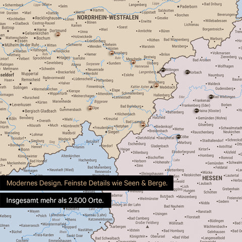 Ausschnitte einer Deutschlandkarte mit Bayern als Pinn-Leinwand in Multicolor Atlas (Politische Karte) mit Bergen, Seen und 2.500 Orten