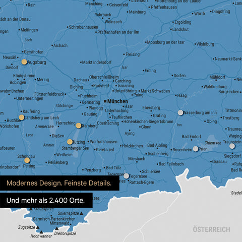 Ausschnitt einer magnetischen Deutschland-Karte in Blau zeigt Karte von Bayern, auf der Magnete Reiseziele markieren