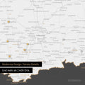 Ausschnitt einer magnetischen Deutschland-Karte in Dunkelgrau zeigt Karte von Bayern, auf der Magnete Reiseziele markieren