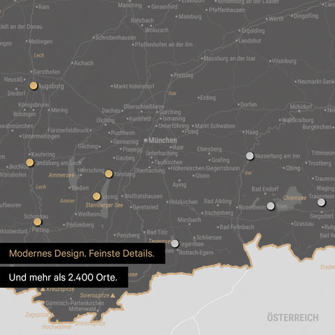 Ausschnitt einer magnetischen Deutschland-Karte in Light Gray zeigt Karte von Bayern, auf der Magnete Reiseziele markieren