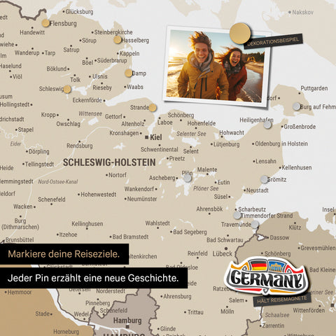 Detail einer magnetischen Deutschland-Karte als Magnettafel in Multicolor Beige zeigt Schleswig-Holstein mit einem angepinnten Urlaubsfoto sowie Reise- und Urlaubsmagnete