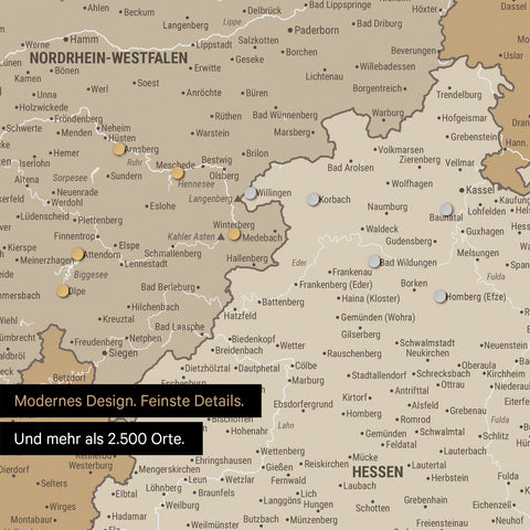 Ausschnitt einer magnetischen Deutschland-Karte in Multicolor Beige zeigt Karte von Bayern, auf der Magnete Reiseziele markieren