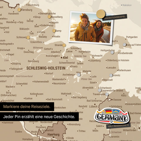 Detail einer magnetischen Deutschland-Karte als Magnettafel in Multicolor Brown zeigt Schleswig-Holstein mit einem angepinnten Urlaubsfoto sowie Reise- und Urlaubsmagnete