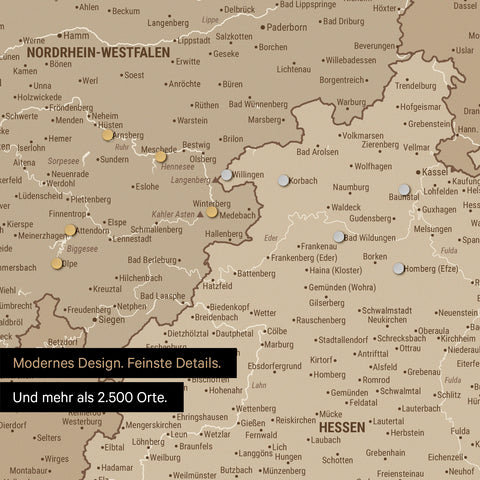 Ausschnitt einer magnetischen Deutschland-Karte in Multicolor Brown zeigt Karte von Bayern, auf der Magnete Reiseziele markieren