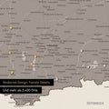 Ausschnitt einer magnetischen Deutschland-Karte in Warmgray (Braun-Grau) zeigt Karte von Bayern, auf der Magnete Reiseziele markieren