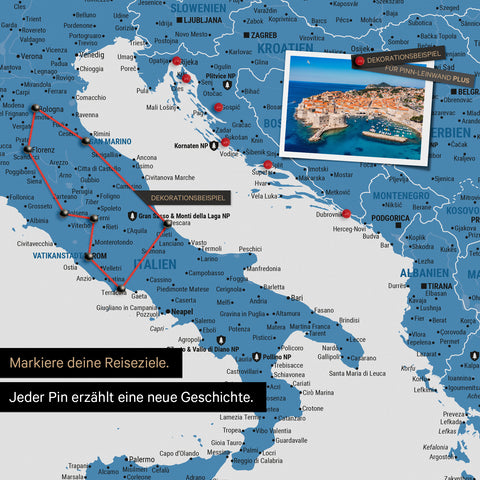 Moderne Europa Landkarte in der Farbe Blau als Pinn-Leinwand zeigt einen Ausschnitt von Italien, Kroatien und Griechenland, in der bereits besuchte Reiseziele durch Pins markiert sind 