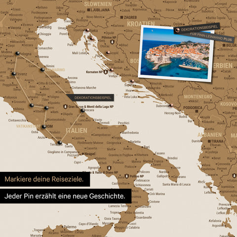 Moderne Europa Landkarte in der Farbe Bronze als Pinn-Leinwand zeigt einen Ausschnitt von Italien, Kroatien und Griechenland, in der bereits besuchte Reiseziele durch Pins markiert sind 