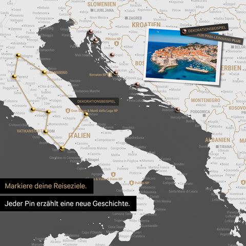 Moderne Europa Landkarte in der Farbe Dunkelgrau als Pinn-Leinwand zeigt einen Ausschnitt von Italien, Kroatien und Griechenland, in der bereits besuchte Reiseziele durch Pins markiert sind 