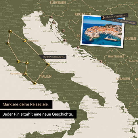 Moderne Europa Landkarte in der Farbe Olive Grün als Pinn-Leinwand zeigt einen Ausschnitt von Italien, Kroatien und Griechenland, in der bereits besuchte Reiseziele durch Pins markiert sind 