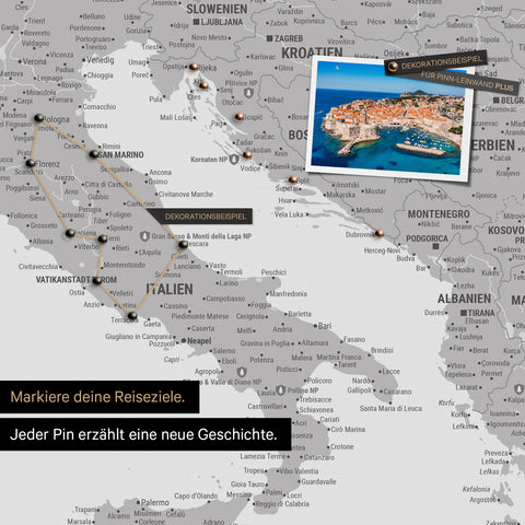 Moderne Europa Landkarte in der Farbe Hellgrau als Pinn-Leinwand zeigt einen Ausschnitt von Italien, Kroatien und Griechenland, in der bereits besuchte Reiseziele durch Pins markiert sind 