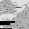 Europa Landkarte in Hellgrau als Leinwand zum Pinnen zeigt einen Ausschnitt von England, Frankreich und Belgien mit vielen Details wie Nationalparks, Flüssen und zahlreichen kleinen Orten und Städten, die teilweise mit Pins markiert sind