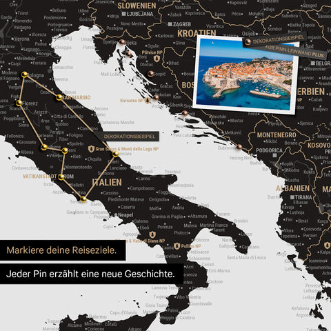 Moderne Europa Landkarte in der Farbe Light Black (Weiß-Schwarz) als Pinn-Leinwand zeigt einen Ausschnitt von Italien, Kroatien und Griechenland, in der bereits besuchte Reiseziele durch Pins markiert sind 