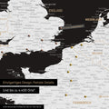 Europa Landkarte in Schwarz-Weiss als Leinwand zum Pinnen zeigt einen Ausschnitt von England, Frankreich und Belgien mit vielen Details wie Nationalparks, Flüssen und zahlreichen kleinen Orten und Städten, die teilweise mit Pins markiert sind