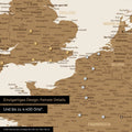 Ausschnitt einer magnetischen Europakarte in Bronze zeigt einen Ausschnitt von England, Frankreich und Belgien mit Details wie Nationalparks, Flüssen und zahlreichen kleineren Orten und Städten