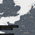 Ausschnitt einer magnetischen Europakarte in Denim Blue zeigt einen Ausschnitt von England, Frankreich und Belgien mit Details wie Nationalparks, Flüssen und zahlreichen kleineren Orten und Städten