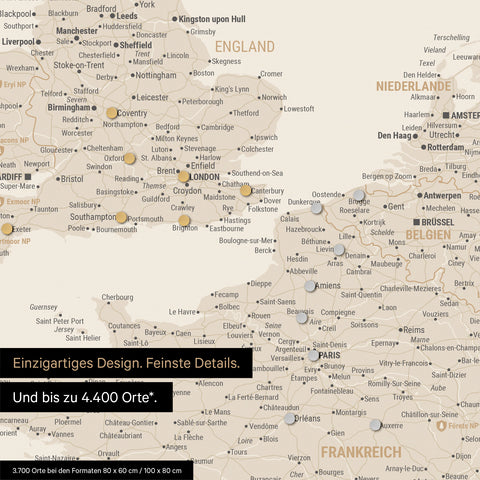 Ausschnitt einer magnetischen Europakarte in Gold zeigt einen Ausschnitt von England, Frankreich und Belgien mit Details wie Nationalparks, Flüssen und zahlreichen kleineren Orten und Städten