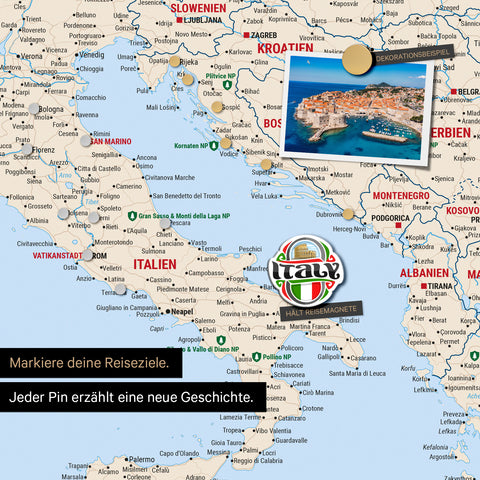 Detail einer magnetischen Europa Landkarte als Magnettafel in Multicolor Classic zeigt einen Ausschnitt von Italien, Kroatien und Griechenland, in der bereits besuchte Reiseziele durch Magnet-Pins markiert sind. Dieses Magnetboard hält auch Urlaubsmagnete wie in diesem Beispiel einen Reise-Magneten von Italien.