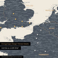 Ausschnitt einer magnetischen Europakarte in Navy Light zeigt einen Ausschnitt von England, Frankreich und Belgien mit Details wie Nationalparks, Flüssen und zahlreichen kleineren Orten und Städten